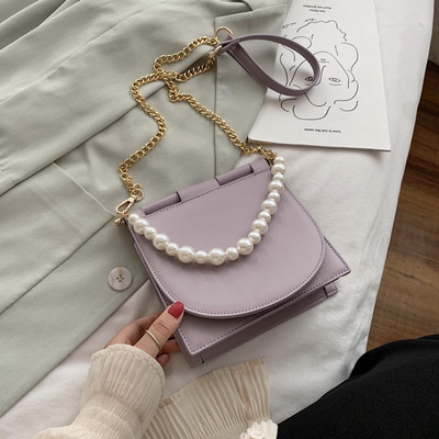 Női táska hosszú lánccal és gyöngyökkel