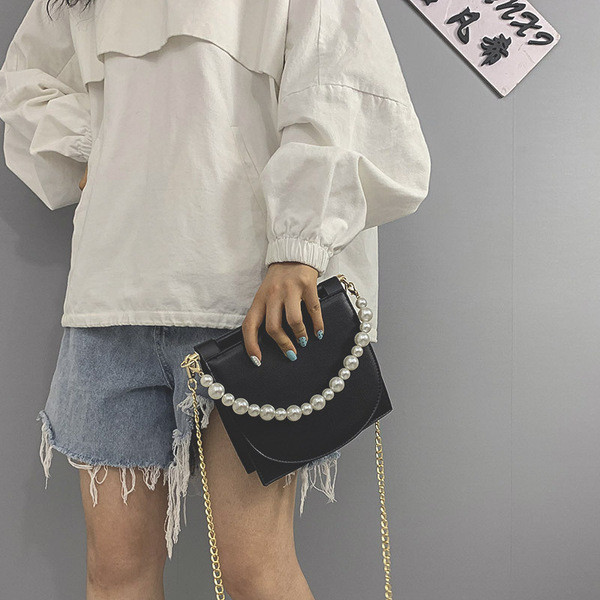 Női táska hosszú lánccal és gyöngyökkel