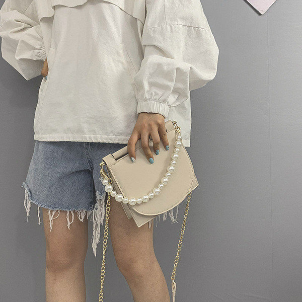 Női táska hosszú lánccal és gyöngyökkel
