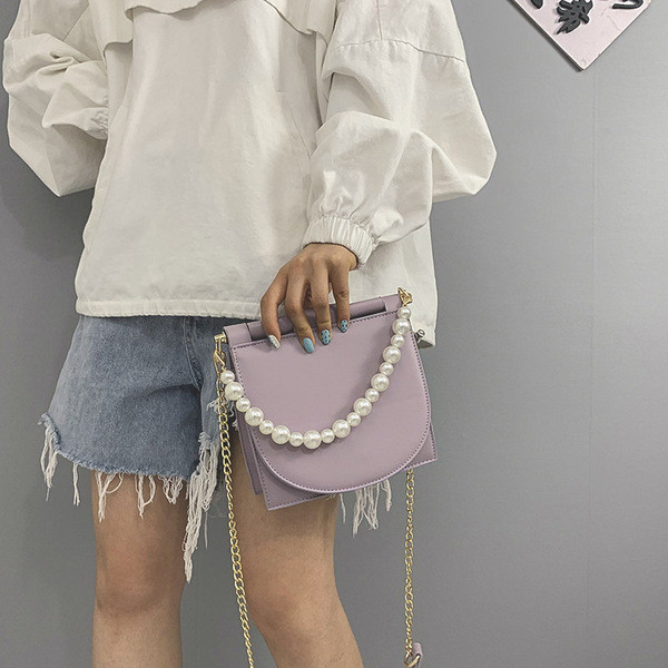 Női táska hosszú lánccal és gyöngyökkel