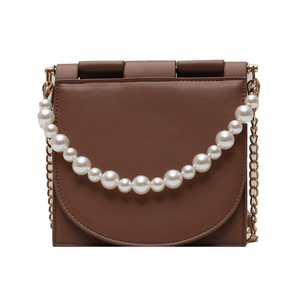 Női táska hosszú lánccal és gyöngyökkel