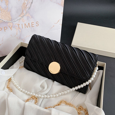 Stílusos női táska fém rögzítéssel és két fogantyúval