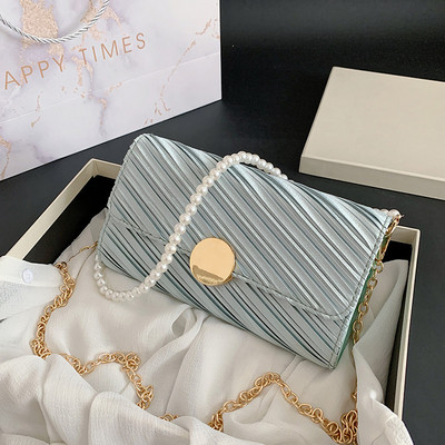 Stílusos női táska fém rögzítéssel és két fogantyúval