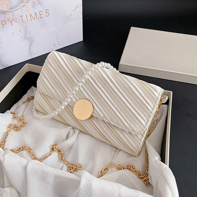 Stílusos női táska fém rögzítéssel és két fogantyúval