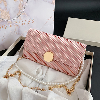 Stílusos női táska fém rögzítéssel és két fogantyúval