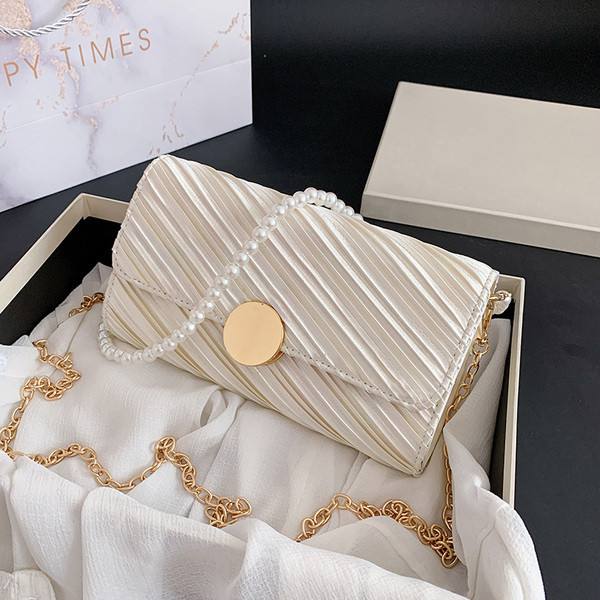 Stílusos női táska fém rögzítéssel és két fogantyúval