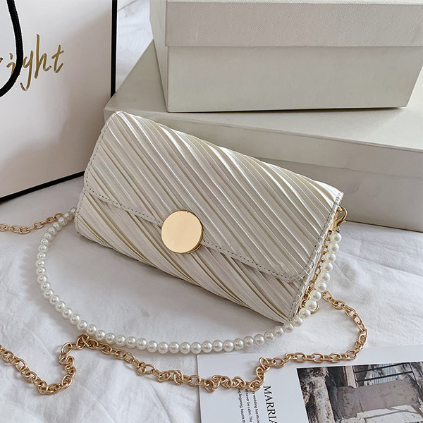 Stílusos női táska fém rögzítéssel és két fogantyúval