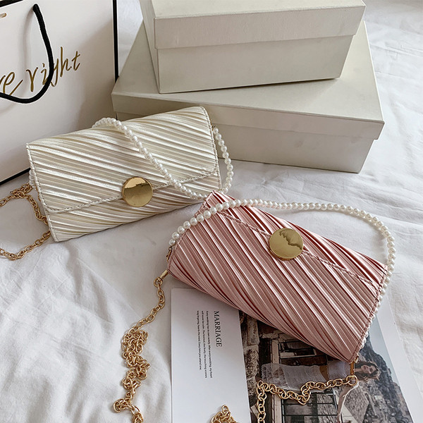 Stílusos női táska fém rögzítéssel és két fogantyúval