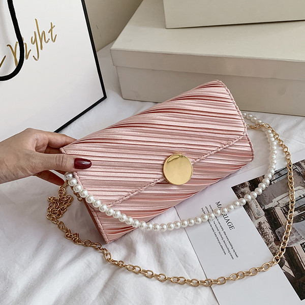 Stílusos női táska fém rögzítéssel és két fogantyúval