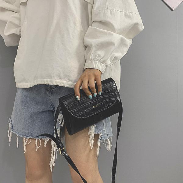 Öko bőrből készült női táska hosszú füllel, négy színben