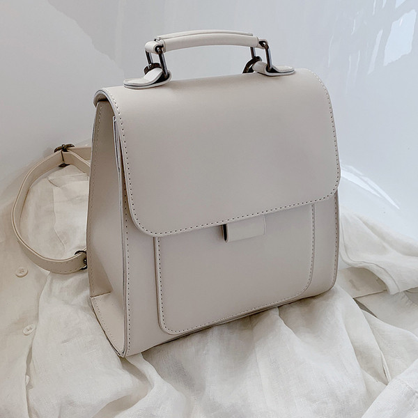 Modern női hátizsák fém rögzítéssel és két fogantyúval