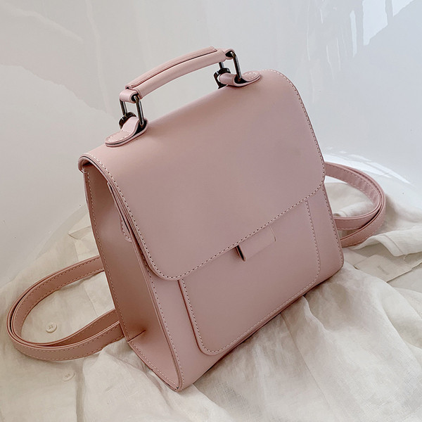 Modern női hátizsák fém rögzítéssel és két fogantyúval