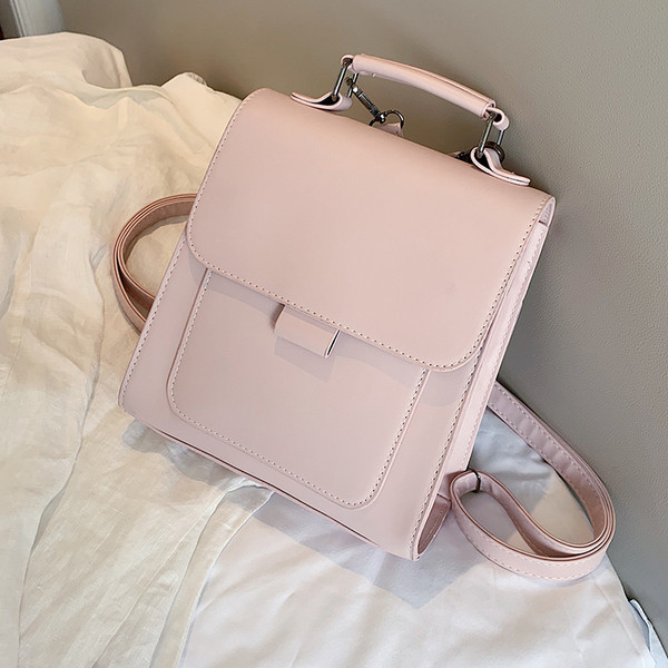 Modern női hátizsák fém rögzítéssel és két fogantyúval