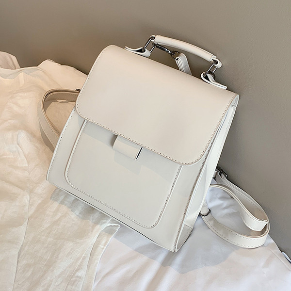 Modern női hátizsák fém rögzítéssel és két fogantyúval