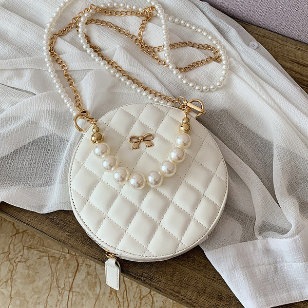 Modern női táska hosszú füllel - kerek forma