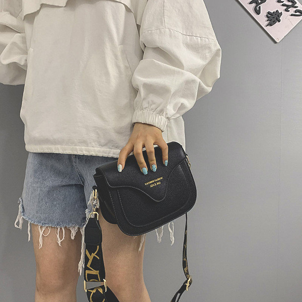 Műbőr női táska textil fogantyúval