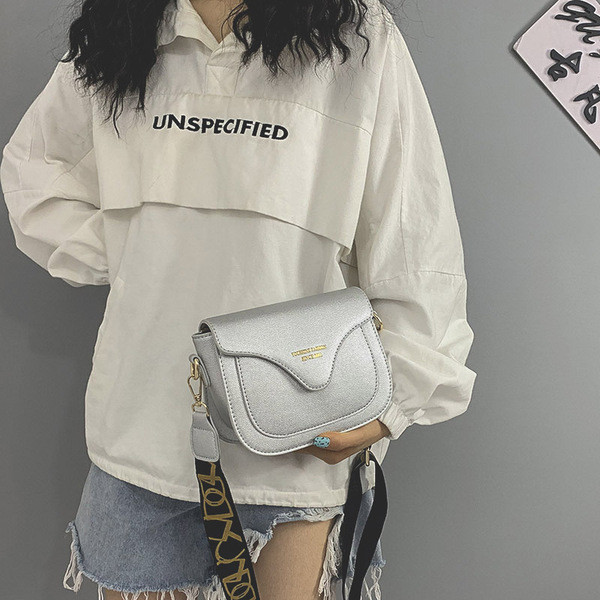 Műbőr női táska textil fogantyúval