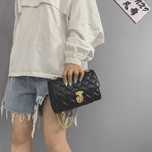 Sieviešu soma no eko ādas ar metāla aizdari un garu rokturi