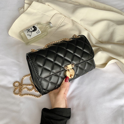 Sieviešu soma no eko ādas ar metāla aizdari un garu rokturi