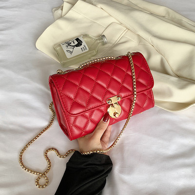 Sieviešu soma no eko ādas ar metāla aizdari un garu rokturi