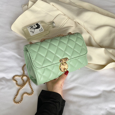 Sieviešu soma no eko ādas ar metāla aizdari un garu rokturi