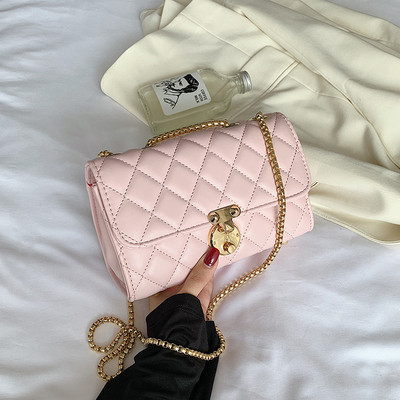 Sieviešu soma no eko ādas ar metāla aizdari un garu rokturi