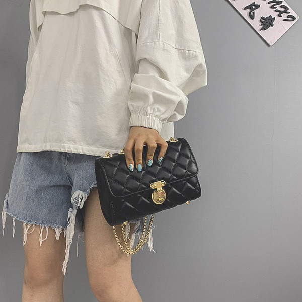 Sieviešu soma no eko ādas ar metāla aizdari un garu rokturi