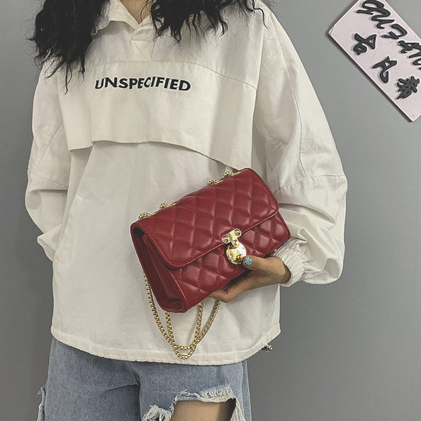 Sieviešu soma no eko ādas ar metāla aizdari un garu rokturi