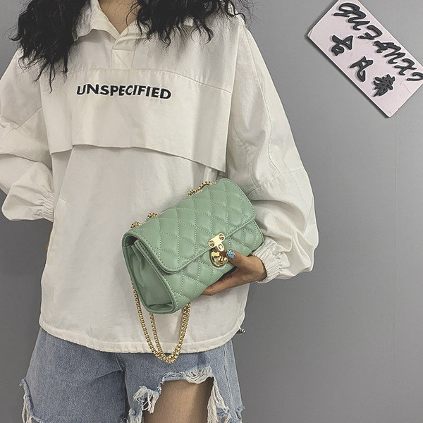 Sieviešu soma no eko ādas ar metāla aizdari un garu rokturi