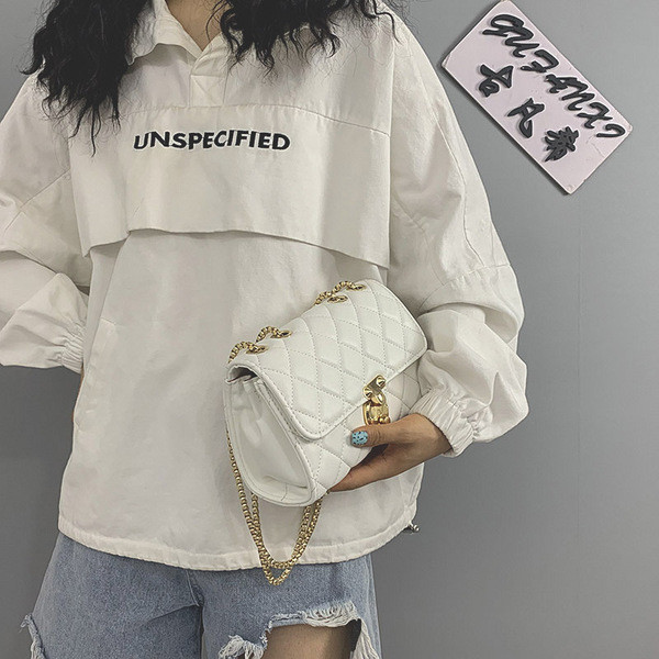 Sieviešu soma no eko ādas ar metāla aizdari un garu rokturi