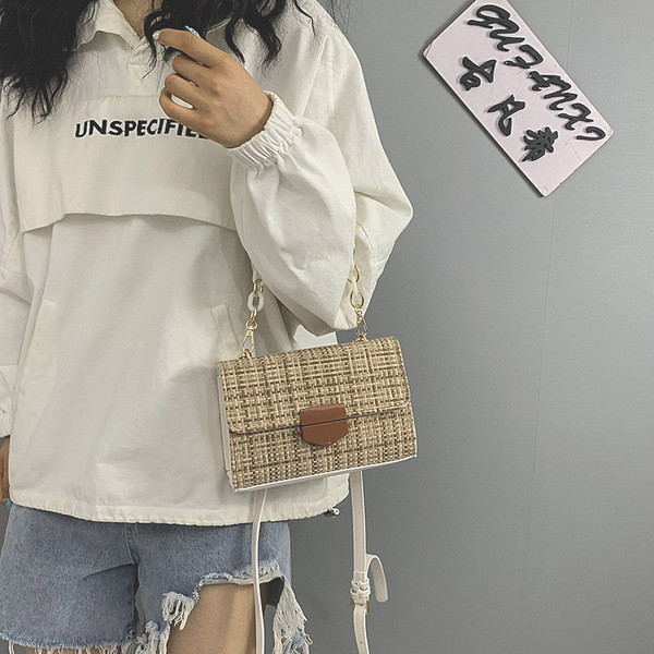 Γυναικεία υφασμάτινη τσάντα με μακριά λαβή και μεταλλική ταφή