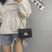 Ženska kožna torba sa dva metalna lančića