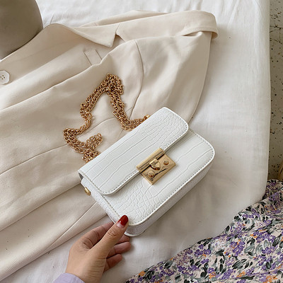 Ženska kožna torba sa dva metalna lančića