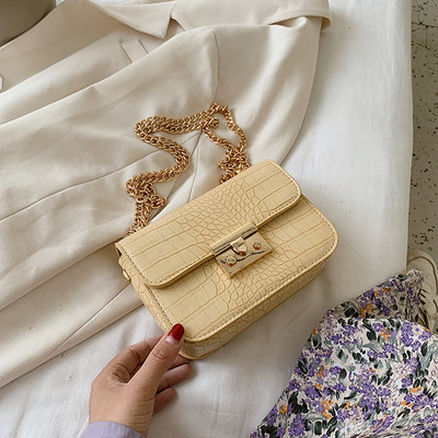 Ženska kožna torba sa dva metalna lančića