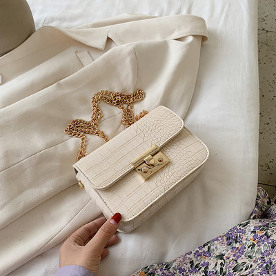 Ženska kožna torba sa dva metalna lančića