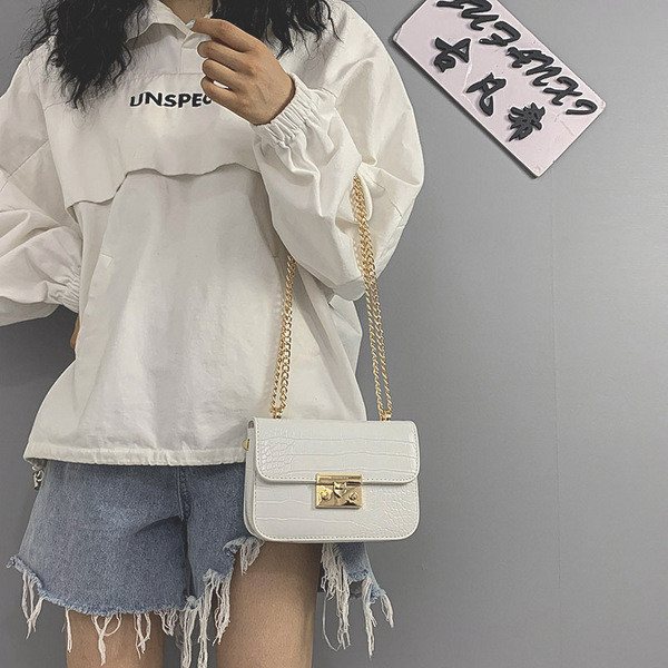 Ženska kožna torba sa dva metalna lančića