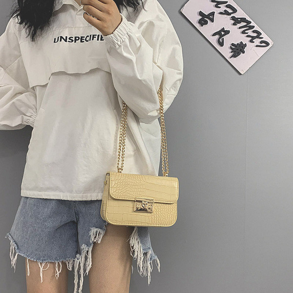 Ženska kožna torba sa dva metalna lančića