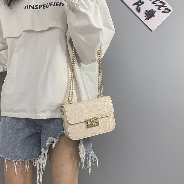 Ženska kožna torba sa dva metalna lančića