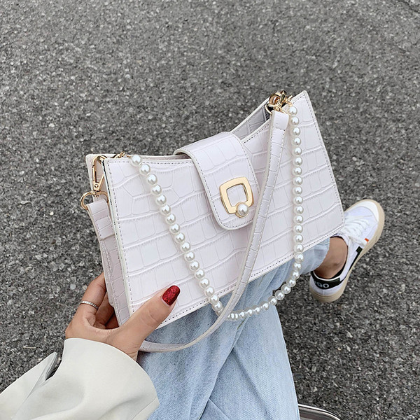 Κομψή γυναικεία τσάντα από οικολογικό δέρμα με μεταλλική στερέωση και πέρλες