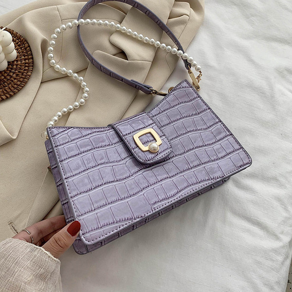 Κομψή γυναικεία τσάντα από οικολογικό δέρμα με μεταλλική στερέωση και πέρλες