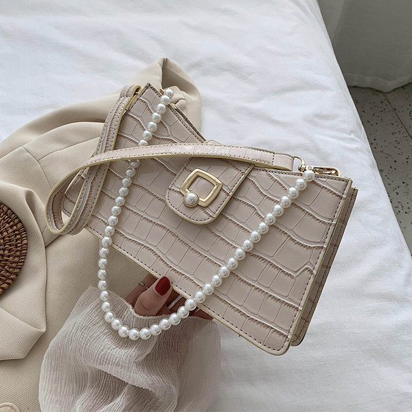 Κομψή γυναικεία τσάντα από οικολογικό δέρμα με μεταλλική στερέωση και πέρλες