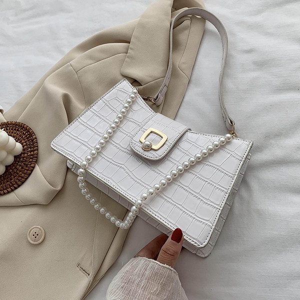 Κομψή γυναικεία τσάντα από οικολογικό δέρμα με μεταλλική στερέωση και πέρλες