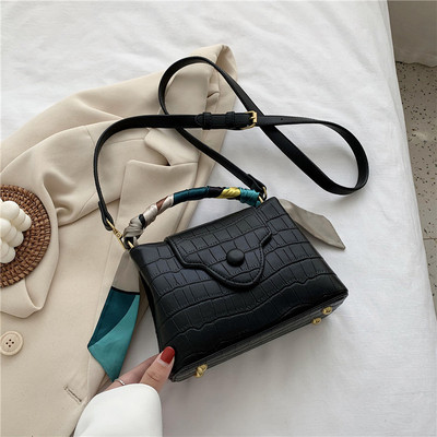 Modern női táska hosszú és rövid füllel, fém rögzítéssel