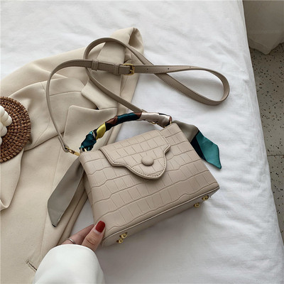 Modern női táska hosszú és rövid füllel, fém rögzítéssel