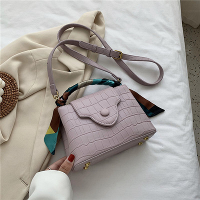 Modern női táska hosszú és rövid füllel, fém rögzítéssel