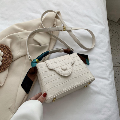 Modern női táska hosszú és rövid füllel, fém rögzítéssel