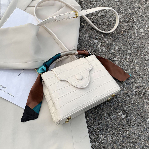 Modern női táska hosszú és rövid füllel, fém rögzítéssel