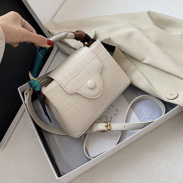 Modern női táska hosszú és rövid füllel, fém rögzítéssel