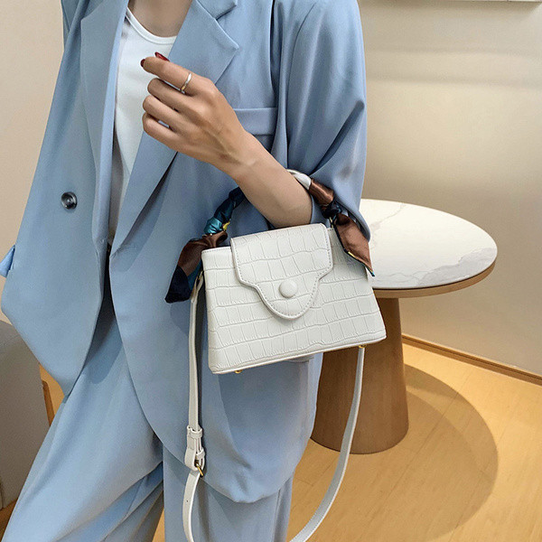 Modern női táska hosszú és rövid füllel, fém rögzítéssel