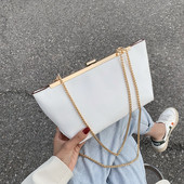 Stílusos női táska eko bőrből és fém rögzítéssel